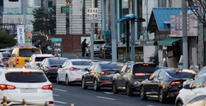 [특징주] 유가 100달러 돌파에 석유·유가株 들썩…남해화학·중앙에너비스 강세