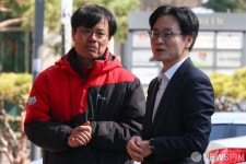 주유소 관계자와 대화 나누는 김정관 산업통상부 장관