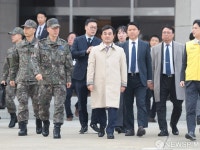 교민 환영 위해 나온 안규백 장관