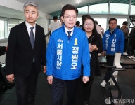 궁동종합사회복지관 헬스장 살펴보는 정원오 예비후보