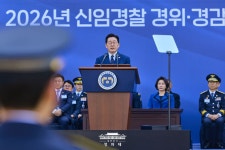 李대통령 법 앞에선 지위고하 없이 평등한 헌법 실천 경찰돼 달라