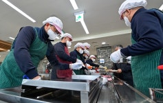 평택 해군 2함대, 노인복지관 찾아 따뜻한 한 끼 나눔 봉사