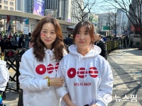 [BTS 컴백 현장] 직접 만든 옷 입고 왔어요…아미들로 가득 찬 광화문 광장