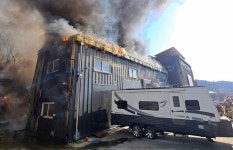 고령 캠핑카 제작·정비공장서 화재...인명피해 없어