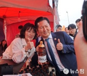 [르포] 경북 영덕대게축제서 울려 퍼진 정청래의 무반주 노래...내 나이가 어때서