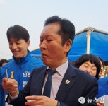 [르포] 경북 영덕대게축제서 울려 퍼진 정청래의 무반주 노래...내 나이가 어때서