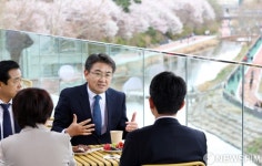 벛꽃핀 노원 우이마루 테라스에서 대화하는 오승록 노원구청장