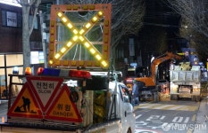 여의대방로36길 일대 도로 누수로 긴급 공사중