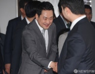 주민들과 인사 나누는 장동혁 대표