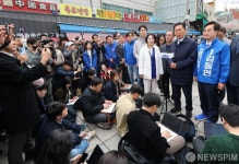 백브리핑 하는 정청래 대표와 경기도지사 예비후보들