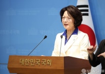 현안 기자회견하는 추미애 경기지사 후보