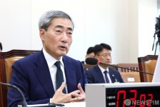 장녀 전입신고 질문 답하는 신현송 한국은행 총재 후보자