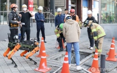 전력구 살펴보는 관계자들