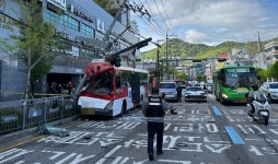 광주 남구서 시내버스와 승합차 충돌…14명 경상
