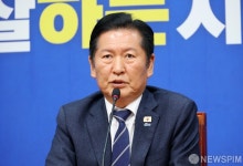 기자간담회 갖는 정청래 더불어민주당 대표