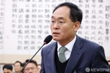 의원 질의에 답하는 강백신 대구고검 검사