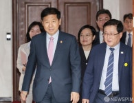 비상경제본부 회의 겸 경제관계장관회의 참석하는 구윤철 부총리