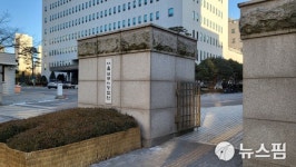 'LG전자 흉기 난동' 협력사 직원, 구속 심사 출석…