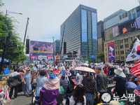 '재선거' 요구 잠실 개표소 시위 이틀째…광화문에선 보수단체 집회