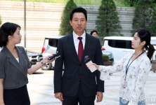 취재진 질문에 답하는 오세훈 서울시장