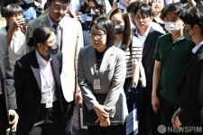 잠실7동 투표소 증거 보전위해 들어서는 김지연 부장판사