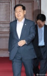 비상경제본부 회의 겸 경제장관회의 참석하는 구윤철 부총리