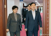 국무회의 겸 비상경제본부 회의 참석하는 구윤철-정은경
