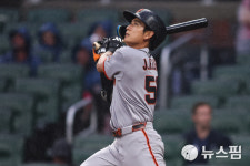[MLB] '시즌 4호 홈런' 이정후, 김하성과 시즌 첫 '코리안 더비'서 완승