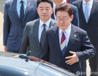 유럽 순방 마치고 서울공항 도착한 李 대통령