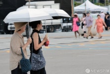 쏟아지는 따가운 햇볕엔 양산이 최고