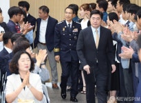 퇴임식 참석하는 유재성 경찰청장 직무대행