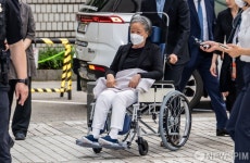 공판 출석하는 한학자