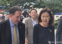 광화문 광장 둘러본 미셸 스틸 주한미국대사
