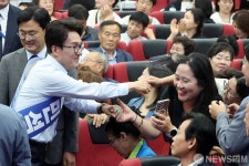 지지자들과 인사 나누는 김민석 더불어민주당 당대표 후보