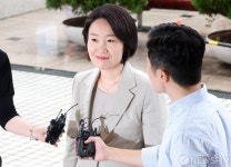 취재진 질문듣는 이소영 장관 후보자