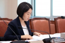 자료 살피는 이소영 장관 후보자