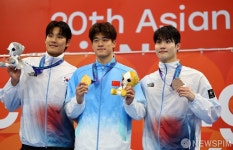 아시안게임 수영 자유형 100m 메달 획득한 김영범 - 황선우