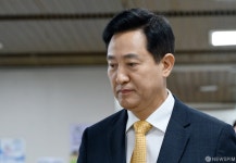 법원 들어서는 오세훈 서울시장