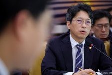 국감 질의에 답하는 홍지선 국토교통부 장관