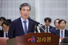 의원 질의에 답하는 김영신 감사위원