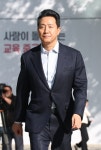 항소심 무죄 선고 후 청사 들어서는 오세훈 시장