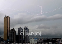 [포토]여의도 상공에 번개 쾅!