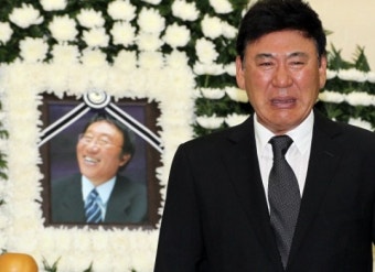 [포토]故백남봉 빈소 찾아 오열하는 가수 현철