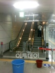 [단독]서울 지하철 9호선 고속터미널역 지하 누수로 시민들 불편