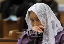 [포토]성당찾은 연평 주민