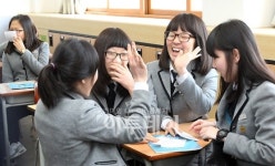 [포토]고교 배정 통지서 배부, 기뻐하는 학생들