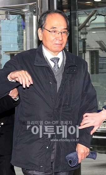 [포토]신한금융 차기 회장 최종면접 위해 들어서는 김병주 교수