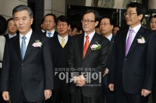 [포토]떠나는 이종휘 은행장, 배웅하는 이순우 신임 은행장