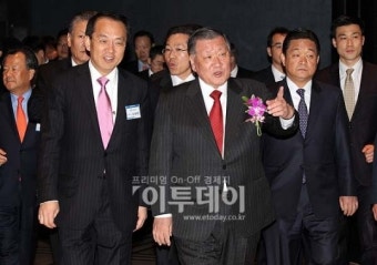 [포토]만찬장 들어서는 정몽구 회장