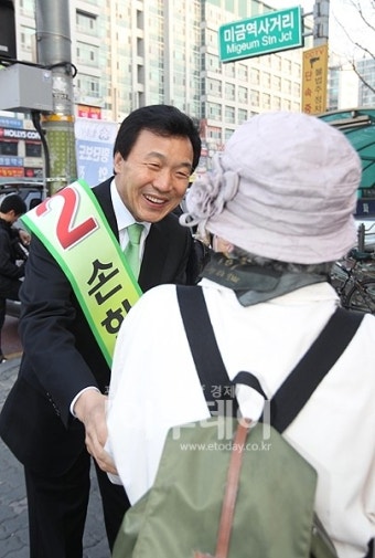 [포토]출근길 지지 호소하는 손학규